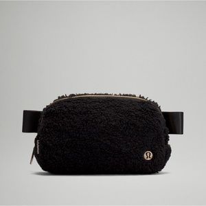 Lululemon Everywhere Belt Bag Sherpa Fleece Black
